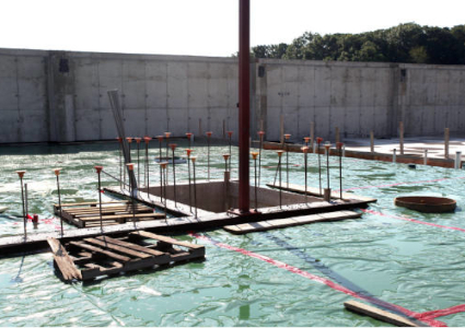 Un cantiere edile di nuova costruzione con sistema di palificazione fondazioni.